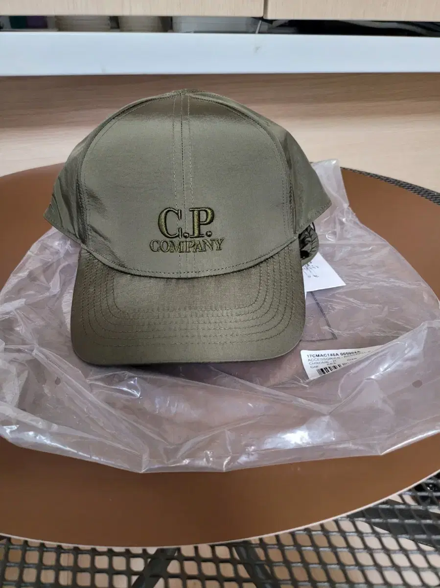 새상품 cp company 크롬알 고글 모자 볼캡